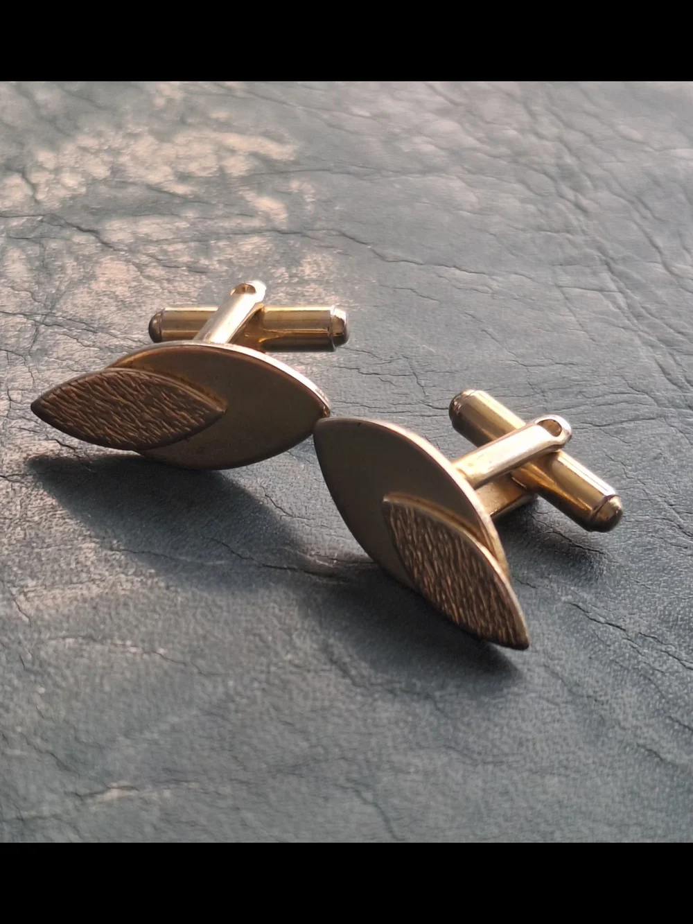 Vintage Gold Men’s Cufflinks with Textured Leaf Accent